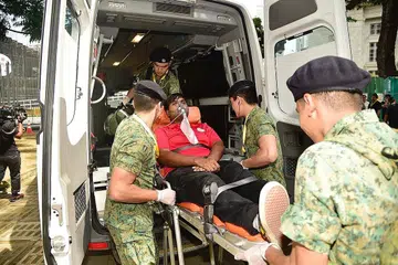 LATIHAN KECEMASAN: Selain aspek keselamatan, golongan petugas turut dilatih bagi menangani keadaan yang tidak dijangka. - Foto BH oleh DESMOND WEE
