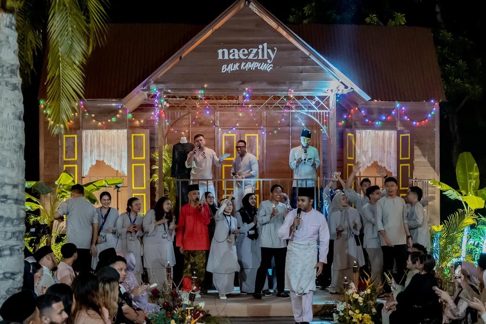 Acara pelancaran koleksi Hari Raya keluaran jenama fesyen Singapura, Naezily berjalan meriah di banglo lama di Changi Point dengan acara berkonsep kampung, dengan Taufik Batisah (berbaju kurung Melayu merah jambu) dan Tomok (berbaju merah) turut menghiburkan hadirin sementara pengasas podcast Okletsgo (di anjung rumah kampung) menjadi hos majlis.