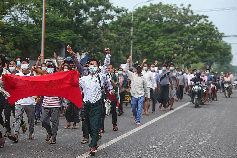 TERUS BANTAH JUNTA: Dari hari-hari pertama rampasan kuasa, rakyat Myanmar bangkit mengadakan bantahan serata negara. Kelihatan di gambar ini ribuan penduduk mengadakan bantahan antitentera di bandar Mandalay. - Foto EPA-EFE