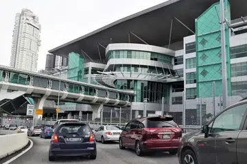 Kedua-dua suspek didakwa meminta mangsa, yang sedang melalui pelepasan imigresen, membayar RM 2,000 ($570) untuk mengelak daripada ditangkap.