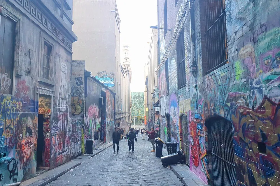 SENI JALANAN: Hosier Lane antara tempat tarikan popular di Melbourne bagi peminat seni grafiti.