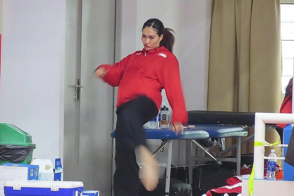 EMAS BERHARGA: Reaksi Suhaila selepas memenangi final acara tanding puteri kelas E di Gimnasium Bac Tu Liem kelmarin. - Foto BH oleh JASON QUAH 