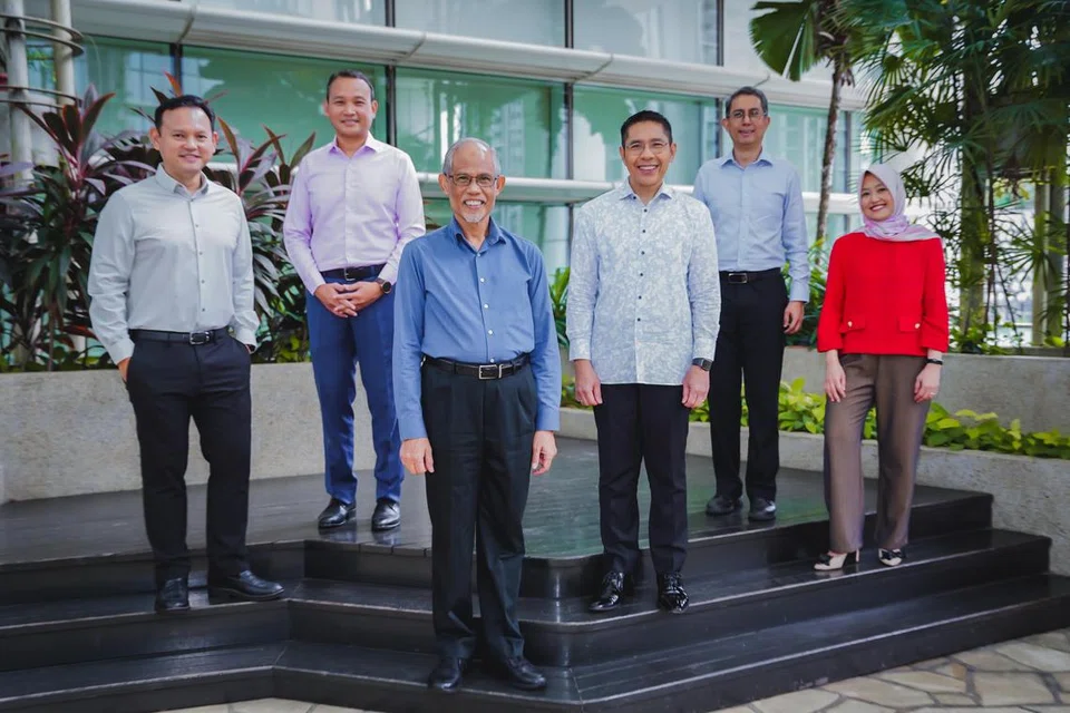 KONGSI PERKEMBANGAN MASYARAKAT: (Dari kiri) Menteri Negara Kanan (Pertahanan merangkap Tenaga Manusia), Encik Zaqy Mohamad; Mayor Majlis Pembangunan Masyarakat (CDC) South East dan Anggota Parlimen GRC Marine Parade, Encik Mohd Fahmi Aliman; Menteri Bertanggungjawab bagi Ehwal Masyarakat Islam, Encik Masagos Zulkifli Masagos Mohamad; Menteri di Pejabat Perdana Menteri, Dr Mohamad Maliki Osman; Menteri Negara (Ehwal Dalam Negeri merangkap Pembangunan Negara), Profesor Madya Dr Muhammad Faishal Ibrahim; dan Setiausaha Parlimen Kanan (Undang-undang merangkap Kesihatan), Cik Rahayu Mahzam, berkongsi tentang perkembangan dan pencapaian masyarakat Melayu/Islam dalam satu sesi wawancara akhir tahun di Bangunan NLB pada 29 November.