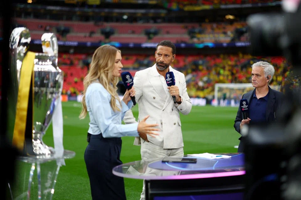 Pengacara sukan, Laura Woods (kiri), bersama pakar sukan TNT Sports Rio Ferdinand. 