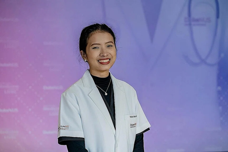 MINAT MEMBARA DARI KECIL: Cik Nadia Mohd Hamzah, 24 tahun, kini berpeluang menjadi seorang doktor setelah menyertai program ijazah perubatan di Sekolah Perubatan Duke-NUS tahun ini. - Foto BH oleh NUR DIYANA TAHA