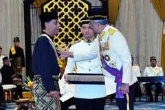 Presiden Persekutuan Sepak Takraw Asia, Abdul Halim Kader (kiri) menerima Darjah Pangkuan Seri Melaka (DPSM) daripada Yang di-Pertua Negeri Melaka, Tun Mohd Ali Rustam pada 26 Ogos. 