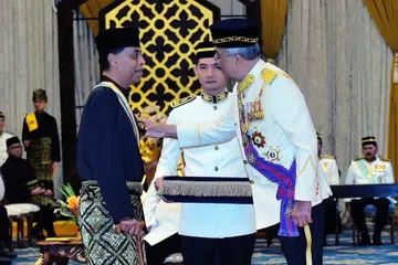 Presiden Persekutuan Sepak Takraw Asia, Abdul Halim Kader (kiri) menerima Darjah Pangkuan Seri Melaka (DPSM) daripada Yang di-Pertua Negeri Melaka, Tun Mohd Ali Rustam pada 26 Ogos. 