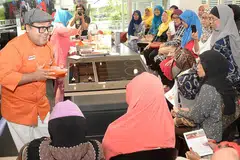 SAMBUTAN MENGGALAKKAN: Peserta tunjuk cara memasak anjuran Harvey Norman dan Berita Harian begitu tekun mendengar penerangan Cef Mel mengenai bahan masakan sajian Mexico yang beliau ajar. - Foto JOHARI RAHMAT