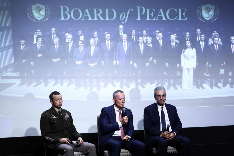 (Dari kiri) Pegawai tentera Amerika Syarikat, Mejar Jeneral Jasper Jeffers; Wakil Tinggi bagi Gaza di bawah Lembaga Keamanan Presiden Donald Trump, Encik Nickolay Mladenov; dan jurutera awam Palestin, Encik Ali Shaath, ketika menghadiri sesi terbuka Lembaga Keamanan di New York pada 23 September 2026. Pertemuan itu membentangkan pelan pemulihan Gaza yang merangkumi 66 projek, termasuk pembinaan tempat perlindungan sementara, pembersihan runtuhan dan pemulihan prasarana.