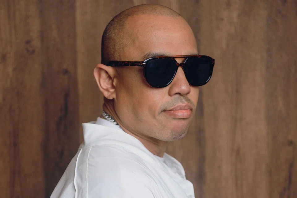 Joe Flizzow mengenang kembali pengalaman sering berkunjung ke Far East Plaza di Singapura untuk membeli kaset, cakera padat dan kemeja-T ‘hip-hop’. 