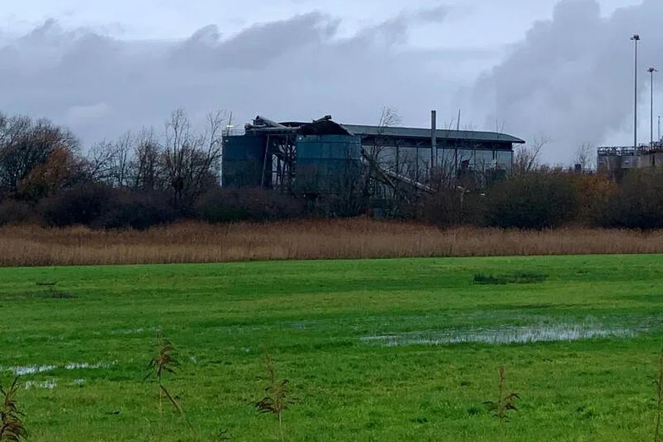 Sebuah tangki yang rosak dilihat di tempat kejadian letupan di gudang di Avonmouth dekat Bristol.