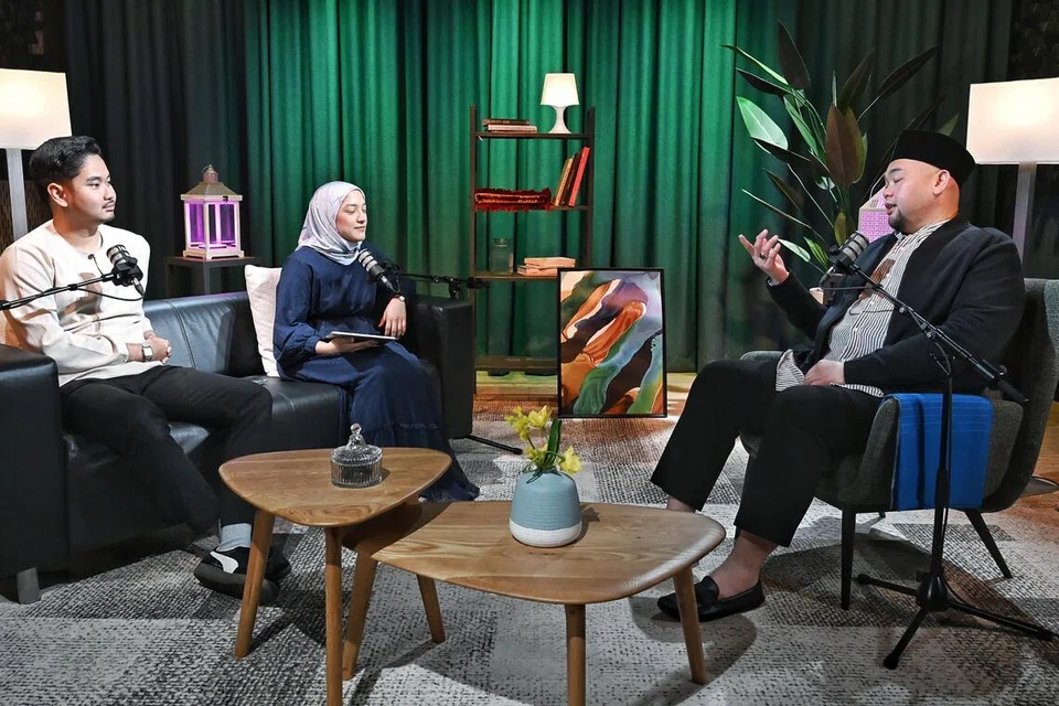 Dalam episod kedua dalam siri Ramadan, Ustaz Fizar Zainal (kanan), membincangkan tentang cabaran Ramadan – daripada semangat turun naik, godaan makanan, hingga cara kekal istiqamah sehingga akhir bulan yang mulia itu bersama wartawan BH, Encik Hazman Abdul Aziz (kiri) dan penerbit podcast, Cik Natasha Mustafa.