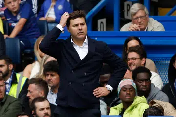 NASIB KURANG BAIK: Pengurus Chelsea, Mauricio Pochettino, menggaru kepala melihat pasukannya yang hanya menang satu daripada enam perlawanan Liga Perdana sejak mengambil alih kelab London itu pada Julai.