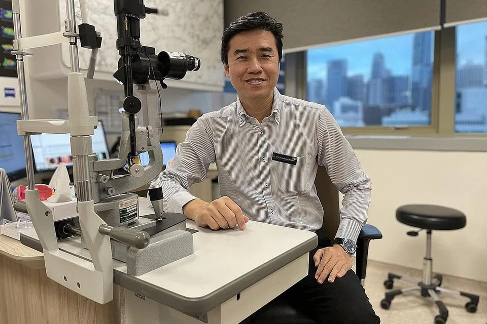 Profesor Madya Klinikal, Dr Mohamad Rosman Othman, yang juga konsultan kanan oftalmologi di Jabatan Pembedahan Refraktif, Pusat Mata Nasional Singapura (SNEC). - Foto BH oleh FARID HAMZAH