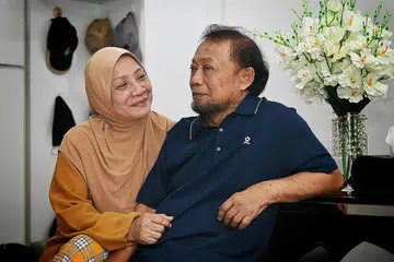 SERING MENGINGATI: Rohaya Mohamed Taib (kiri) akan selalu memberi sokongan dan mengingatkan suaminya, Razzi M untuk kekal positif dan tabah. - Foto BM oleh KHALID BABA