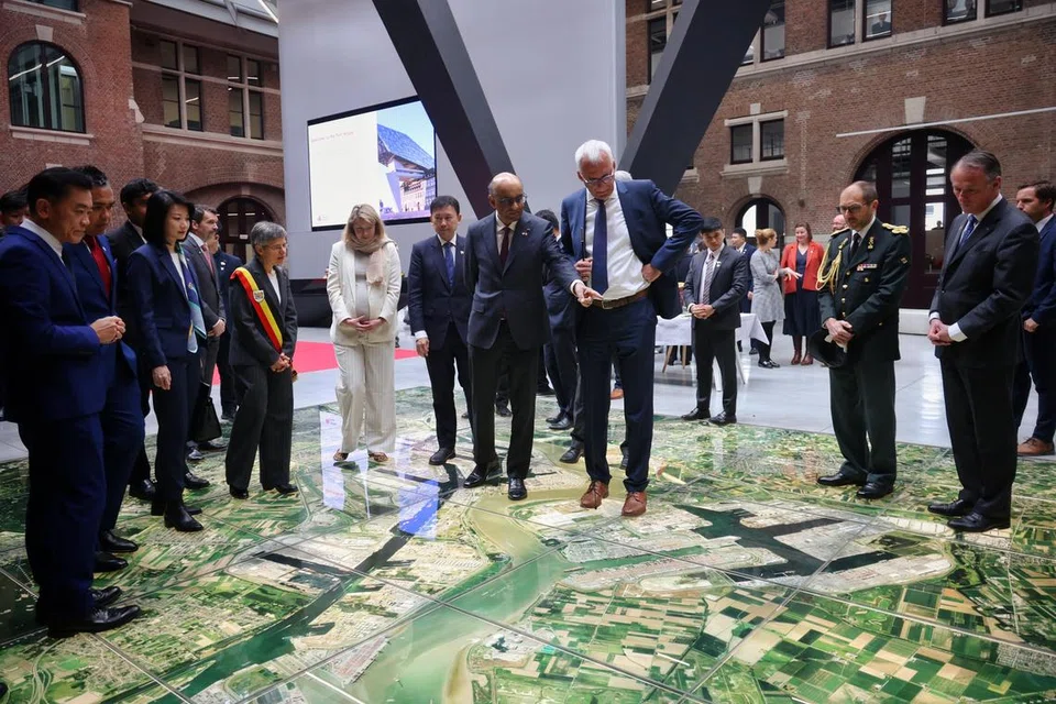 Presiden Tharman melawat Ibu Pejabat Pelabuhan Antwerp di Antwerp, Belgium pada 25 Mac.
