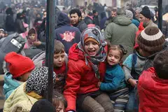 TUNGGU DIPINDAH KELUAR: Orang ramai termasuk kanak-kanak menanti untuk dipindahkan keluar dari kawasan Timur Aleppo yang dikuasai pemberontak. - Foto REUTERS