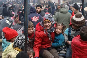 TUNGGU DIPINDAH KELUAR: Orang ramai termasuk kanak-kanak menanti untuk dipindahkan keluar dari kawasan Timur Aleppo yang dikuasai pemberontak. - Foto REUTERS