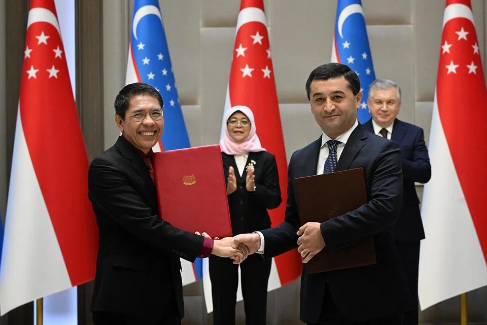 Slug: mnuzbek24
ST PHOTO: Chong Jun Liang

Foreground from left: Dr Maliki Osman, Minister in Prime Minister's Office and Second Minister for Education and Foreign Affairs and Bakhtiyar Saidov, Minister of Foreign Affairs exchange Memorandum of Understanding between Ministry of Interior of Uzbekistan and Ministry of Home Affairs of Singapore on Mutual
Cooperation in Preventing and Combatting Crime as President Halimah Yacob and Uzbekistan President Shavkat Mirziyoyev watch on at the Kuksaroy Palace on May 24, 2023. 

***

President Halimah Yacob state visit to Kazakhstan and Uzbekistan.