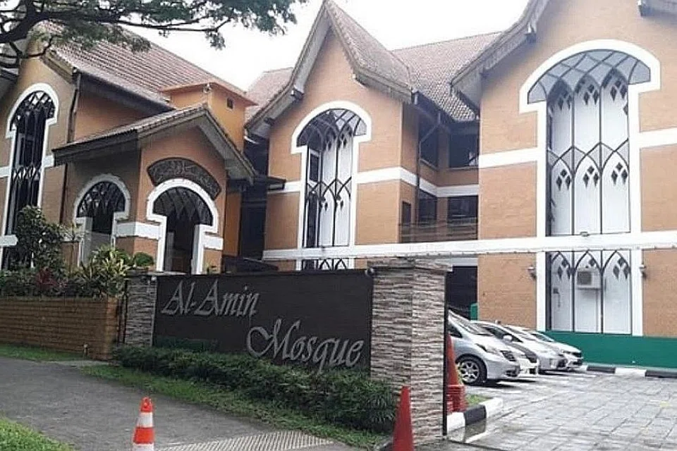 PERLU DIBAIKI: Kerja-kerja pembaikan Masjid Al-Amin amat diperlukan kerana masjid yang sudah berusia 30 tahun ini menghadapi banyak kerosakan termasuk bumbung yang bocor. Justeru, sumbangan orang ramai amat diharapkan bagi memenuhi dana baik pulih masjid ini - Foto MASJID AL-AMIN