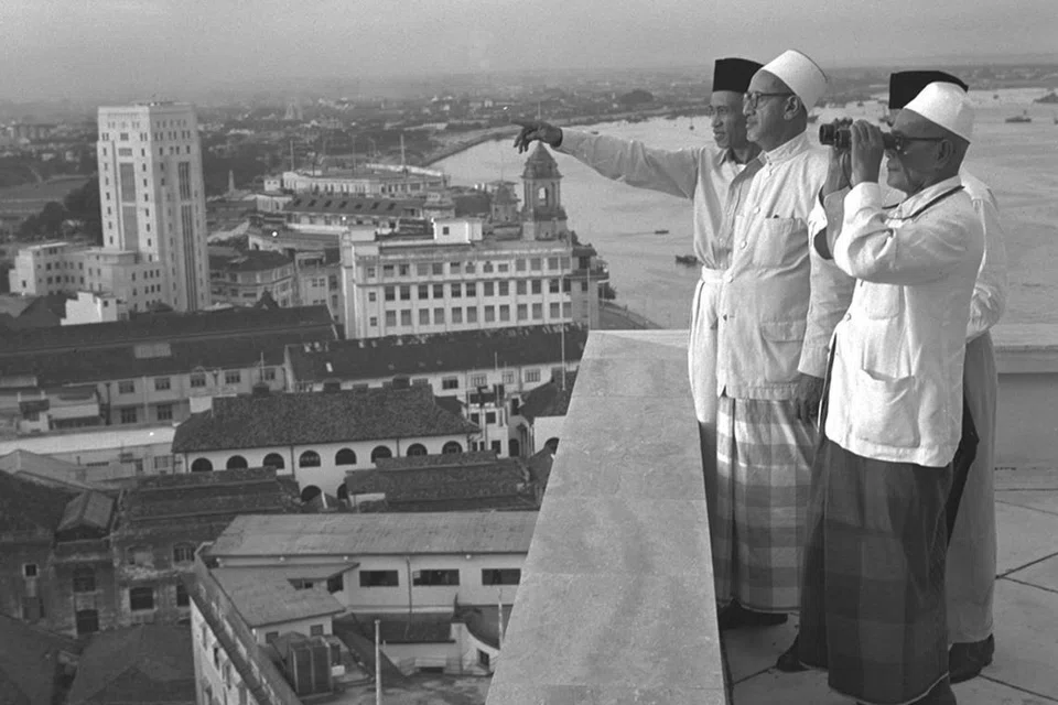 Gambar yang diambil di bumbung Bangunan Insurans Asia pada 1956 ini menunjukkan Kadi Besar, Allahyarham Haji Ali Mohd Said Salleh (memegang teropong), dan sekumpulan lelaki lain semasa mereka cuba melihat anak bulan untuk menentukan tarikh Hari Raya Aidilfitri.