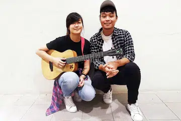 PELUANG TERBUKA: Dua seniman jalanan belia, JQ (kiri) dan Zul terpilih bagi Program Bimbingan Muzik Noise kendalian Majlis Seni Kebangsaan (NAC) setelah bakat mereka menyanyi di tempat awam dikesan dan dilihat memiliki potensi. - Foto ihsan JQ & ZUL