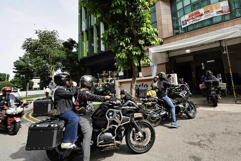 Seramai 30 anggota BMW Riding Kakis berada di Bank Makanan Jamiyah pada 23 November, membawa barang keperluan asas untuk diderma sempena pelancaran kempen ‘Mega Food Drive 2025’. 