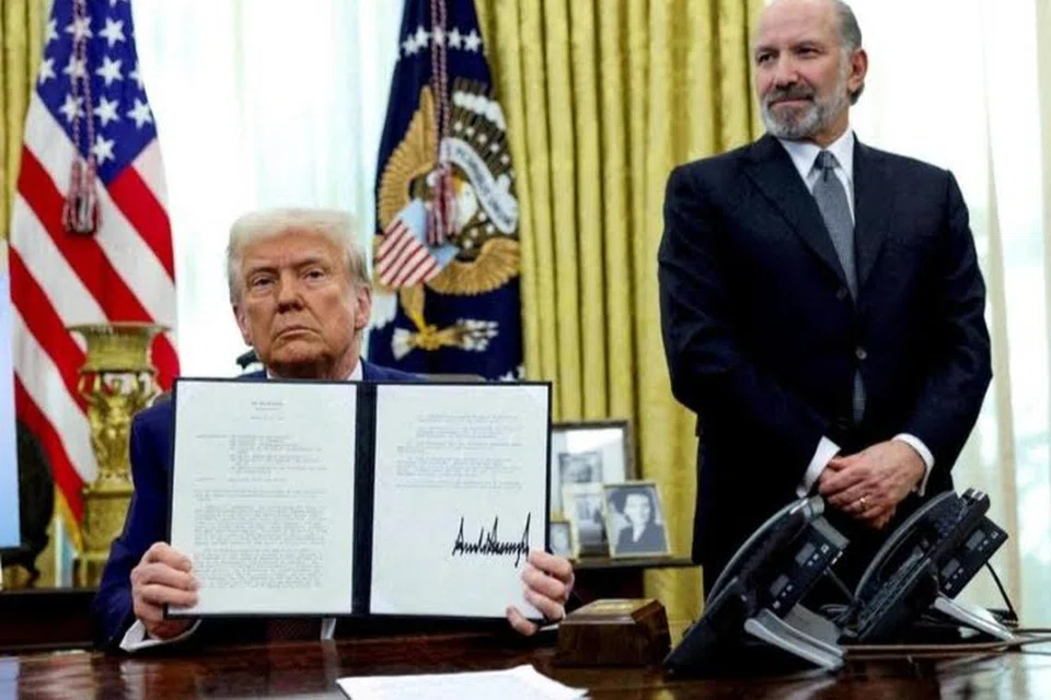Presiden Amerika Syarikat,Encik Donald Trump (kiri), berkata beliau juga boleh mengenakan lebih banyak levi terhadap sektor khusus tanpa memberikan butiran lanjut.
