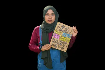 Cik Nur Syazleena Roslee, 30 tahun, guru Forest School Singapore.
“Saya berada di sini kerana saya fikir terdapat banyak janji yang dibuat, tetapi kami masih belum melihat sesuatu yang membina. Saya ingin mengambil pendirian untuk anak saudara saya, untuk pelajar-pelajar di sekolah saya, dan memastikan ada sesuatu konkrit untuk anak-anak masa depan.”