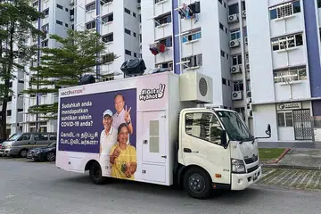 GALAK VAKSINASI: Mesej untuk galak warga emas dapat vaksin diuar-uarkan menerusi lori bergerak yang kelilingi kawasan perumahan semalam. - Foto MCI