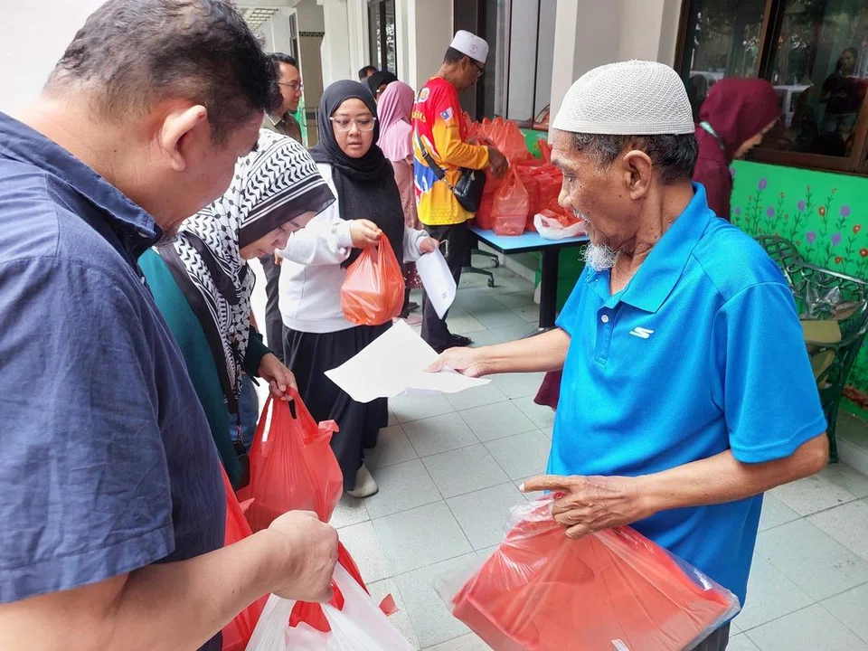 Persatuan Muhammadiyah dengan kerjasama dan sokongan para anggota dan penajanya mengagihkan juadah berbuka kepada 350 benefisiari setiap minggu. 