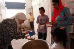 BERKONGSI REZEKI: Pembahagian makanan seperti bubur dan sebagainya kepada jiran tetangga adalah amalan yang digalakkan, termasuk di bulan Muharam.
