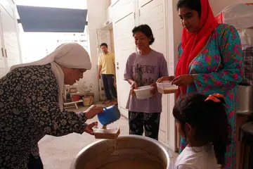 BERKONGSI REZEKI: Pembahagian makanan seperti bubur dan sebagainya kepada jiran tetangga adalah amalan yang digalakkan, termasuk di bulan Muharam.