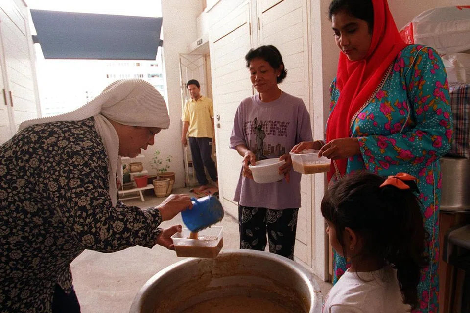 BERKONGSI REZEKI: Pembahagian makanan seperti bubur dan sebagainya kepada jiran tetangga adalah amalan yang digalakkan, termasuk di bulan Muharam.