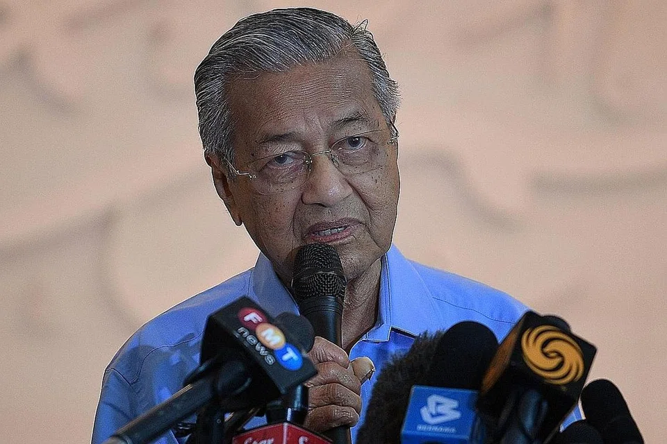 BERCAKAP DENGAN MEDIA: Dalam sesi bersama media pagi semalam, Tun Dr Mahathir berkata bahawa beliau mempunyai sokongan 114 Anggota Parlimen (AP), iaitu bilangan majoriti dalam Parlimen. - Foto AFP
