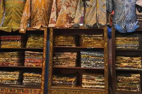 Pilihan batik di salah satu kedai di lorong luar Pasar Mayestik, Jakarta.