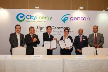PERJANJIAN BARU: City Energy menandatangani Perjanjian Kajian Kebolehlaksanaan Bersama dengan Gentari Hydrogen Sdn Bhd, untuk membina saluran paip dari Malaysia ke Singapura. Acara dihadiri  (dari kiri) Naib Presiden, Perancangan Strategik City Energy, Encik Desmond Tay; Pengerusi, Penguasa Pasaran Tenaga (EMA), Encik Richard Lim; Ketua Pegawai Eksekutif (CEO) City Energy, Encik Perry Ong; CEO Gentari Hydrogen, Cik Michèle Azalbert; Pesuruhjaya Tinggi Malaysia ke Singapura, Datuk Dr Azfar Mohamad Mustafar; dan Ketua, Pemasaran & Jualan (Asia Tenggara), Gentari Hydrogen, Encik Nizam Ahmadi Shah Abd Hakim.