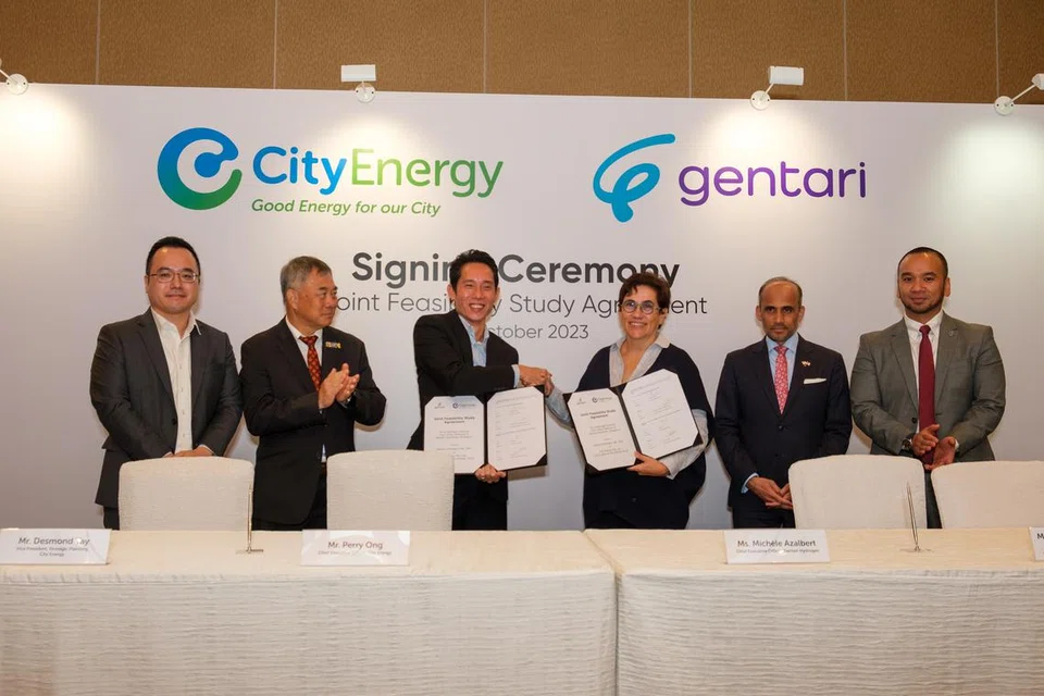 PERJANJIAN BARU: City Energy menandatangani Perjanjian Kajian Kebolehlaksanaan Bersama dengan Gentari Hydrogen Sdn Bhd, untuk membina saluran paip dari Malaysia ke Singapura. Acara dihadiri  (dari kiri) Naib Presiden, Perancangan Strategik City Energy, Encik Desmond Tay; Pengerusi, Penguasa Pasaran Tenaga (EMA), Encik Richard Lim; Ketua Pegawai Eksekutif (CEO) City Energy, Encik Perry Ong; CEO Gentari Hydrogen, Cik Michèle Azalbert; Pesuruhjaya Tinggi Malaysia ke Singapura, Datuk Dr Azfar Mohamad Mustafar; dan Ketua, Pemasaran & Jualan (Asia Tenggara), Gentari Hydrogen, Encik Nizam Ahmadi Shah Abd Hakim.