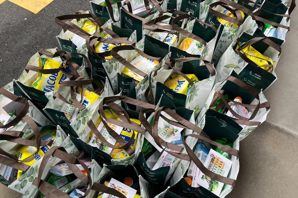 Sebanyak 200 keluarga berpendapatan rendah di seluruh Singapura menerima pakej yang setiap satu bernilai lebih $100 dan mengandungi keperluan harian seperti minyak, beras, gula, garam, Milo, biskut serta suplemen Herbal Pharm.