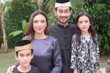 BERAKHIR SATU IKATAN: Diana Danielle diceraikan dengan talak satu menerusi Google Meet oleh Farid Kamil yang tidak dapat hadir kerana sakit. Bersama mereka dalam foto lama ini adalah anak mereka, Muhammad dan Nur Aurora.