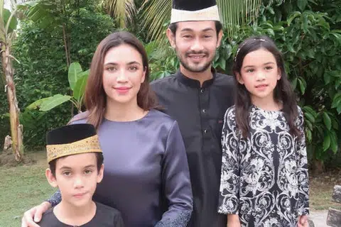 BERAKHIR SATU IKATAN: Diana Danielle diceraikan dengan talak satu menerusi Google Meet oleh Farid Kamil yang tidak dapat hadir kerana sakit. Bersama mereka dalam foto lama ini adalah anak mereka, Muhammad dan Nur Aurora.