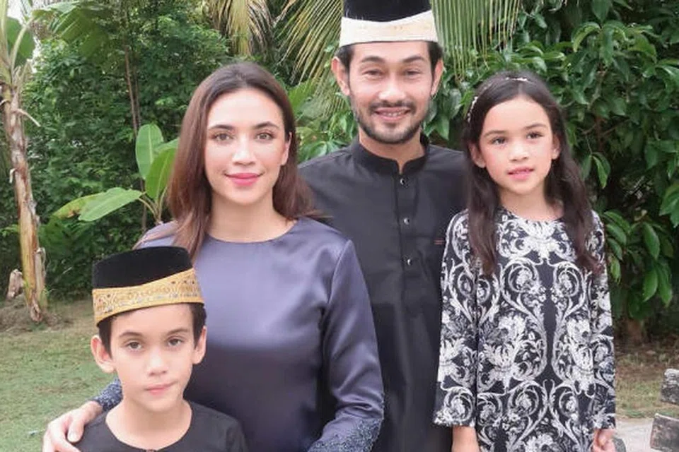 BERAKHIR SATU IKATAN: Diana Danielle diceraikan dengan talak satu menerusi Google Meet oleh Farid Kamil yang tidak dapat hadir kerana sakit. Bersama mereka dalam foto lama ini adalah anak mereka, Muhammad dan Nur Aurora.