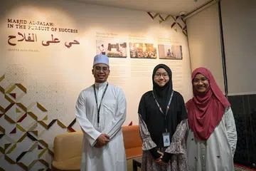 PENDEKATAN PRAGMATIK: Pasukan media sosial Masjid Al-Falah – (dari kiri) Ketua Bimbingan Agama dan Pembangunan Masyarakat, Ustaz Hanan Farihin Jasmani; Penolong Eksekutif, Penyebaran Kreatif dan Penglibatan Digital, Cik Nur Radhiah Jasni; Eksekutif Dakwah, Ustazah Nur Azyan Roslan; dan Ketua Penyebaran Kreatif dan Penglibatan Digital, Ustaz Muhammad Hidir Sulaimee (tiada dalam gambar) – menggunakan nilai yang ingin mereka sampaikan kepada masyarakat sebagai panduan kandungan media sosial.