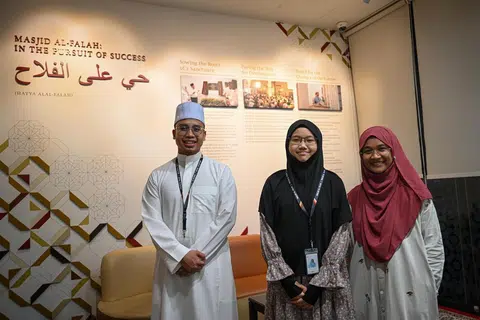 PENDEKATAN PRAGMATIK: Pasukan media sosial Masjid Al-Falah – (dari kiri) Ketua Bimbingan Agama dan Pembangunan Masyarakat, Ustaz Hanan Farihin Jasmani; Penolong Eksekutif, Penyebaran Kreatif dan Penglibatan Digital, Cik Nur Radhiah Jasni; Eksekutif Dakwah, Ustazah Nur Azyan Roslan; dan Ketua Penyebaran Kreatif dan Penglibatan Digital, Ustaz Muhammad Hidir Sulaimee (tiada dalam gambar) – menggunakan nilai yang ingin mereka sampaikan kepada masyarakat sebagai panduan kandungan media sosial.