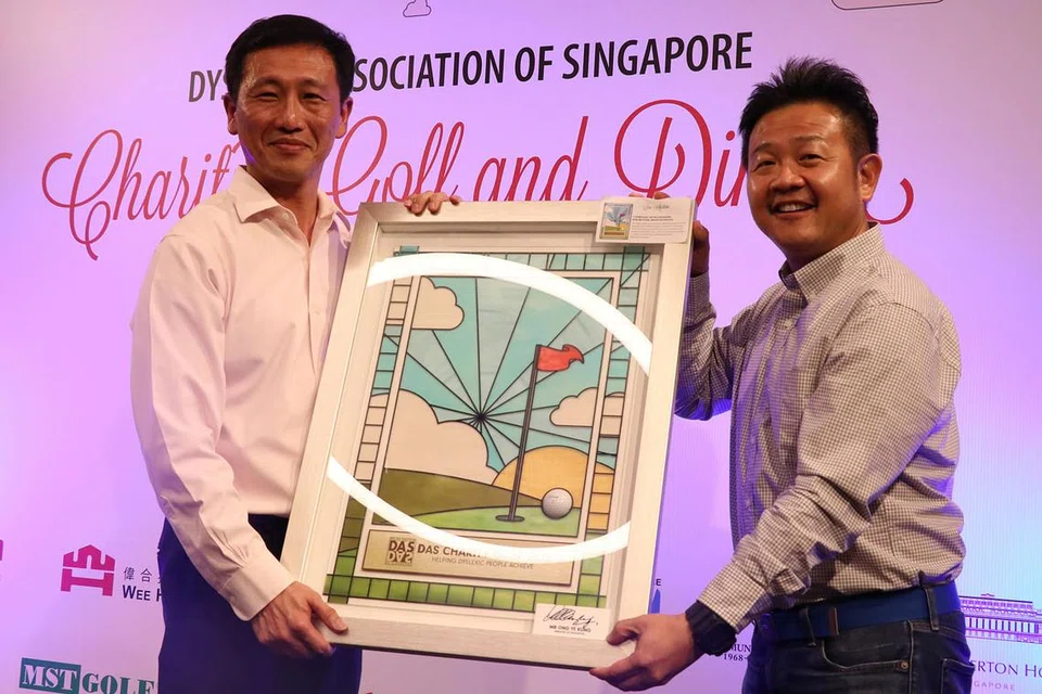 BERI SOKONGAN: Salah seorang penderma, Encik Kelvin Kwee (kanan) bergambar dengan tetamu terhormat Menteri Pendidikan, Encik Ong Ye Kung. - Foto DAS