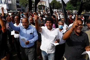 MAHUKAN PEMULIHAN EKONOMI: Sebulan berlalu setelah Presiden Gotabaya Rajapaksa melarikan diri dan meletak jawatan, rakyat Sri Lanka mengadakan tunjuk perasaan kelmarin menuntut supaya segera dipulihkan ekonomi negara itu yang kini semakin parah. - Foto REUTERS