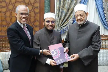 (Dari kiri) Menteri Bertanggungjawab bagi Ehwal Masyarakat Islam, Encik Masagos Zulkifli Masagos Mohamad; Mufti Dr Nazirudin Mohd Nasir dan Imam Besar Al-Azhar, Sheikh Dr Ahmed Mohammed Al-Tayyeb. Dr Ahmed berkongsi bagaimana beliau menantikan Al-Azhar dan Dar al Ifta untuk meneruskan komunikasi dengan Singapura mengenai penubuhan Kolej Pengajian Islam Singapura (SCIS). 