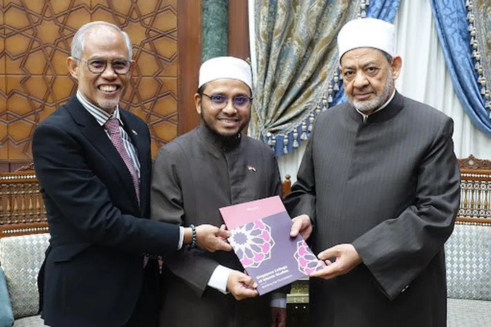(Dari kiri) Menteri Bertanggungjawab bagi Ehwal Masyarakat Islam, Encik Masagos Zulkifli Masagos Mohamad; Mufti Dr Nazirudin Mohd Nasir dan Imam Besar Al-Azhar, Sheikh Dr Ahmed Mohammed Al-Tayyeb. Dr Ahmed berkongsi bagaimana beliau menantikan Al-Azhar dan Dar al Ifta untuk meneruskan komunikasi dengan Singapura mengenai penubuhan Kolej Pengajian Islam Singapura (SCIS). 