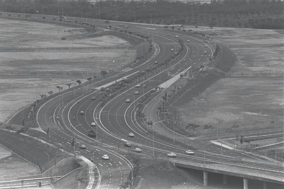 EAST COAST PARKWAY SIAP: Bahagian terakhir East Coast Parkway antara Marina Centre di Tanjong Rhu dan Shenton Way dibuka kepada lalu lintas pada September 1981.