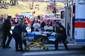 Seorang mangsa yang cedera dimasukkan ke ambulans berhampiran perarakan kemenangan kejohanan Super Bowl di Kansas City, Amerika Syarikat.